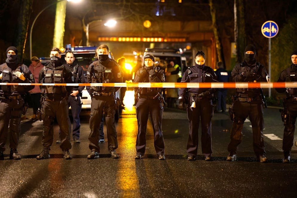 Güterzug erfasst zwei Kinder – eines von ihnen ist tot - Gallery. Polizisten stehen an einer Absperrung nahe der Unfallstelle.