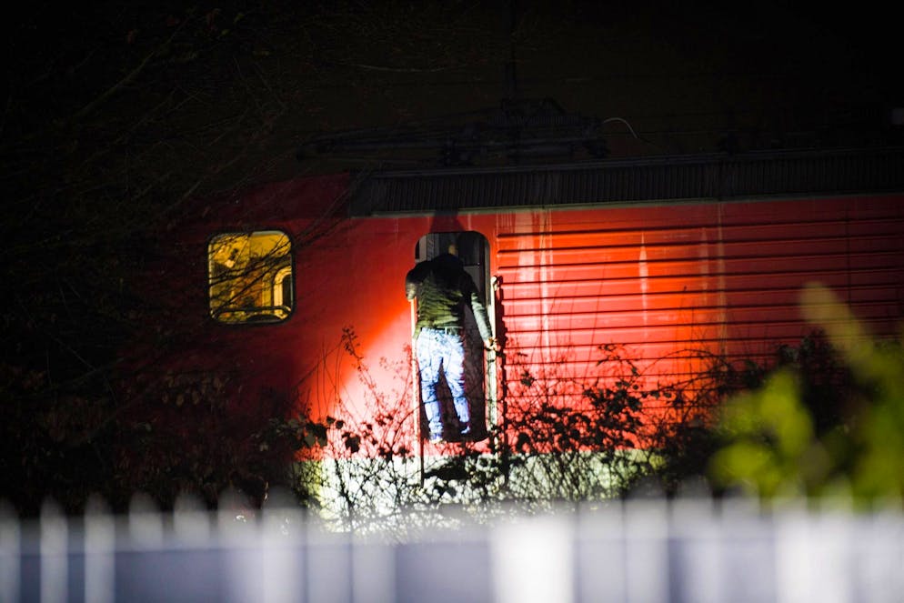 Güterzug erfasst zwei Kinder – eines von ihnen ist tot - Gallery. Eine Lock steht an der Unfallstelle in Recklinghausen.