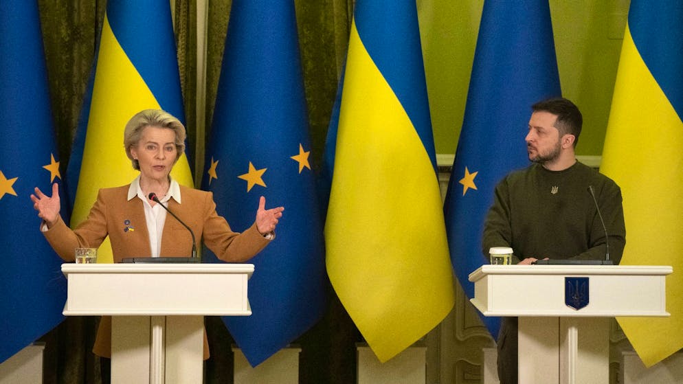 Der ukrainische Präsident, Wolodymyr Selenskyj und Ursula von der Leyen bei einer Pressekonferenz.