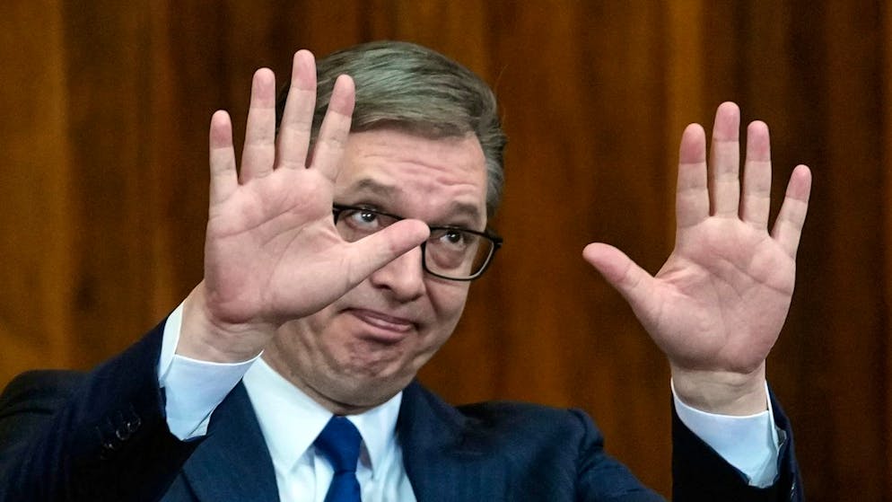 Aleksandar Vucic, Präsident von Serbien, gestikuliert während einer Sondersitzung des serbischen Parlaments über den Verhandlungsprozess mit dem Kosovo. Foto: Darko Vojinovic/AP/dpa