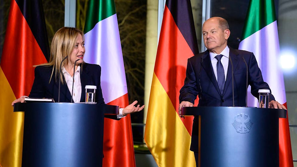 Bundeskanzler Olaf Scholz (r, SPD) und Giorgia Meloni, Ministerpräsidentin von Italien, äußern sich bei einer Pressekonferenz nach ihrem Gespräch im Bundeskanzleramt. Foto: Bernd von Jutrczenka/dpa