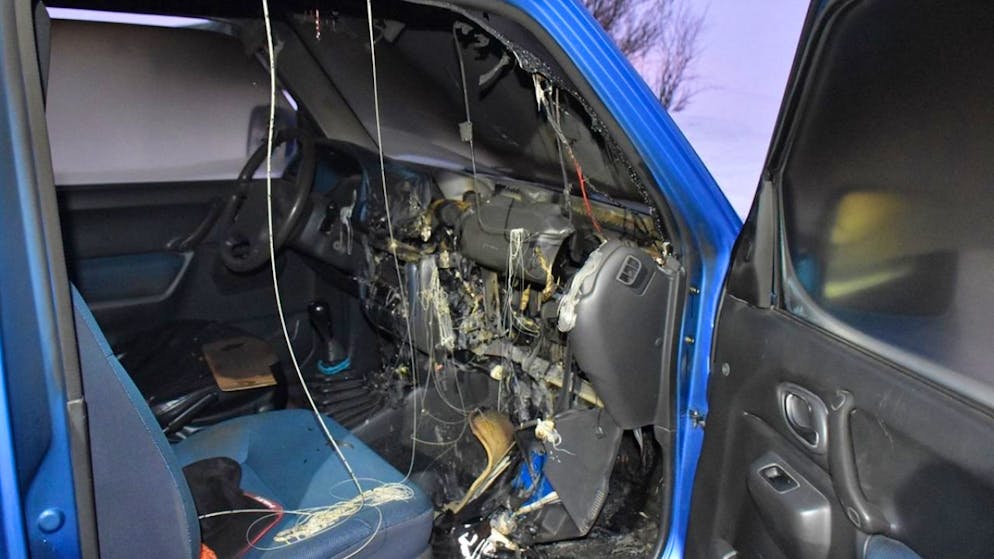 Ein im Handschuhfach deponierter Drohnenakku entzündete sich am Donnerstag selbst und setzte ein Auto in Brand.