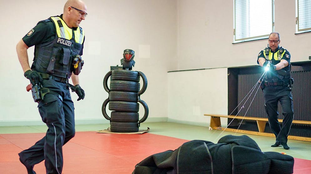 Die Aargauer Kantons- und Regionalpolizeien sollen nicht mit Tasern ausgerüstet werden. Der Regierungsrat lehnt es ab, die von bürgerlichen Politikern geforderte Gesetzesgrundlage für Einsätze von Destabilisierungsgeräten auszuarbeiten. (Symbolbild)