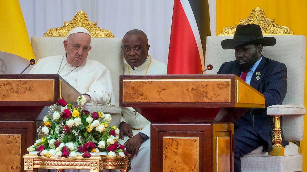 Papst Franziskus (l) und Salva Kiir (r), Präsident des Südsudans, halten während ihres Treffens im Präsidentenpalast ihre Reden. Foto: Gregorio Borgia/AP/dpa