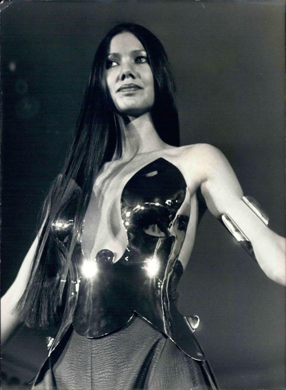 Paco Rabanne. Paco Rabanne war für seine aussergewöhnlichen Kreationen bekannt.