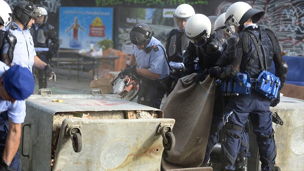 Die Zürcher Stimmberechtigen werden darüber entscheiden, ob die Rechnung für Polizeieinsätze künftig an die Demonstrantinnen und Demonstranten geht. (Archivbild)