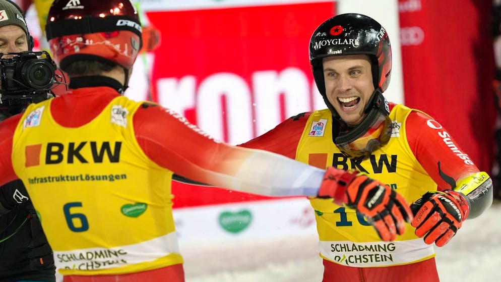 Loïc Meillard und Gino Caviezel jubeln über ihren Doppelsieg in Schladming.