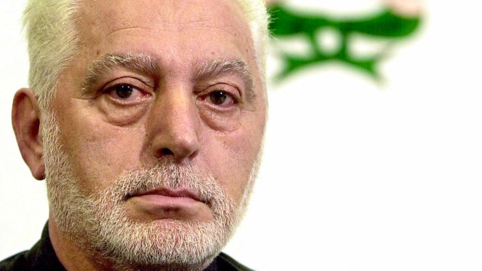 ARCHIV - Der in Spanien geborene Modeschöpfer Paco Rabanne gibt eine Pressekonferenz. Er starb im Alter von 88 Jahren, wie der Kosmetikkonzern Puig, unter dessen Dach Rabannes Label läuft, der Deutschen Presse-Agentur am Freitag, 03.02.2023 bestätigte. Foto: Echezarreta/Efe/EPA/dpa