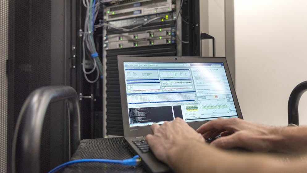 IT-Techniker in einem Rechenzentrum: Gegen die Universität Zürich läuft eine grosse Cyberattacke.