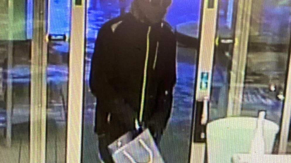 Der Täter konnte mit einer unbekannten Menge Bargeld entkommen.