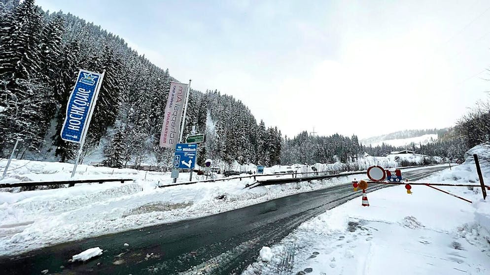 Blick auf eine Straße, die aufgrund von Lawinengefahr gesperrt ist. Foto: Markus Angerer/APA/dpa