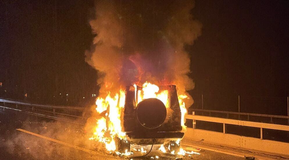 Was zum Unfall geführt hat, ist unklar. Die Lenkerin hat sich nicht mehr selber aus dem brennenden Auo befreien können.