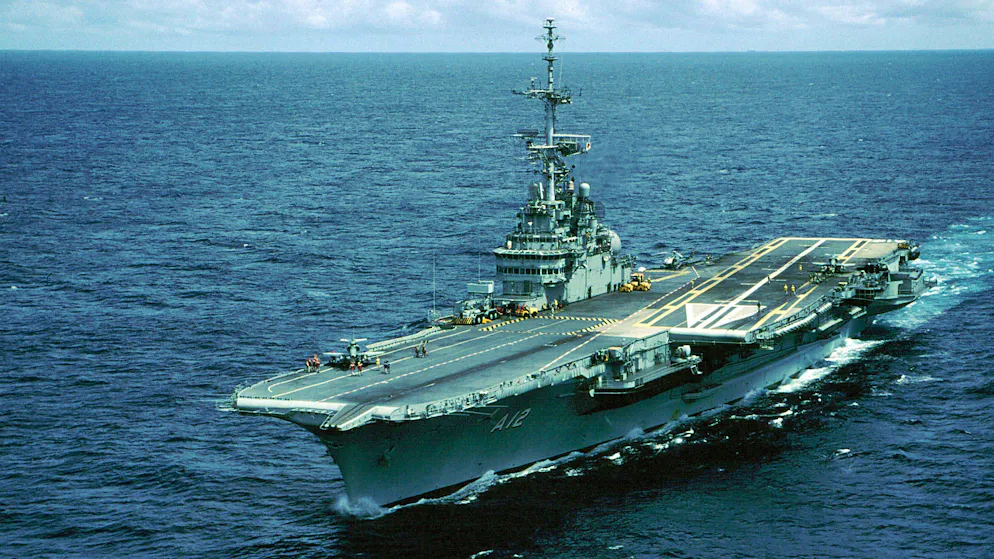 Ein Bild aus besseren Zeiten: Seit Monaten ist die «Sao Paolo» über den Atlantik geschleppt worden. Jetzt liegt das marode Schiff auf dem Meeresgrund.