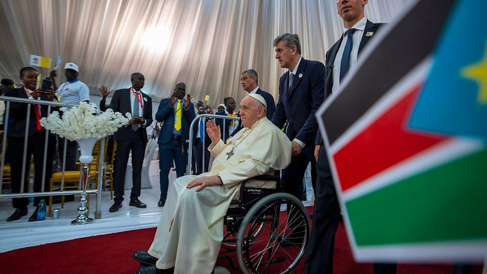 Papst Franziskus (M) winkt, während er zu einem Treffen mit Binnenvertriebenen in der «Freedom Hall» in Juba im Südsudan kommt. Foto: Ben Curtis/AP/dpa