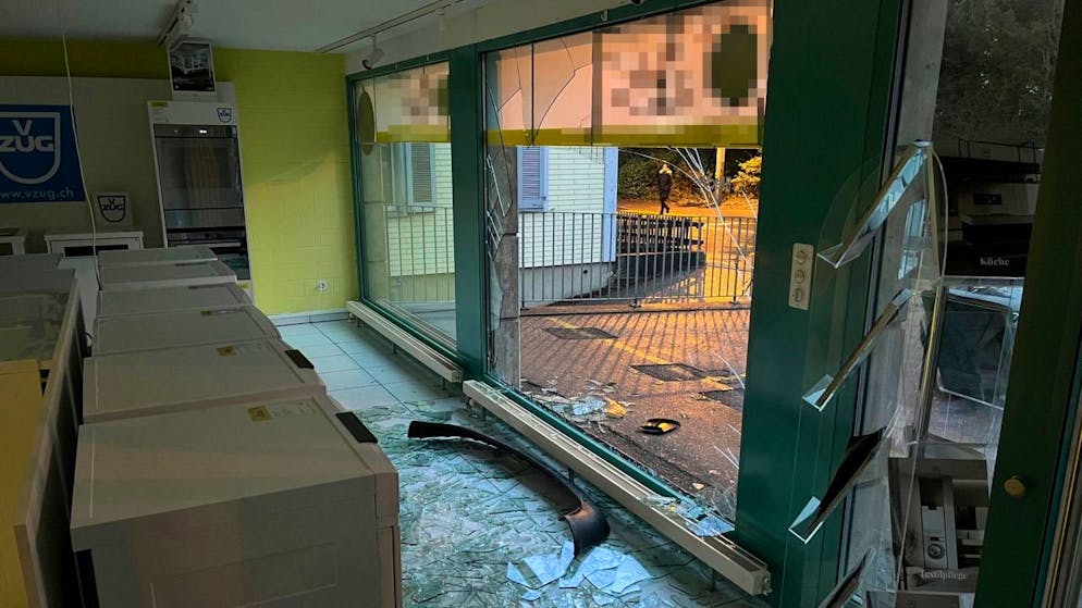 21-Jähriger kracht im Toggenburg in Schaufenster - Gallery. Die Feuerwehr war im Einsatz, um das Schaufenster notdürftig zu flicken.