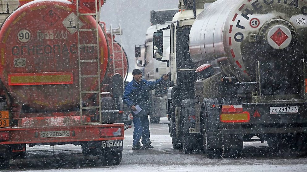 Öltanklastwagen parkiert in der russischen Hauptstadt Moskau. (Archivbild)