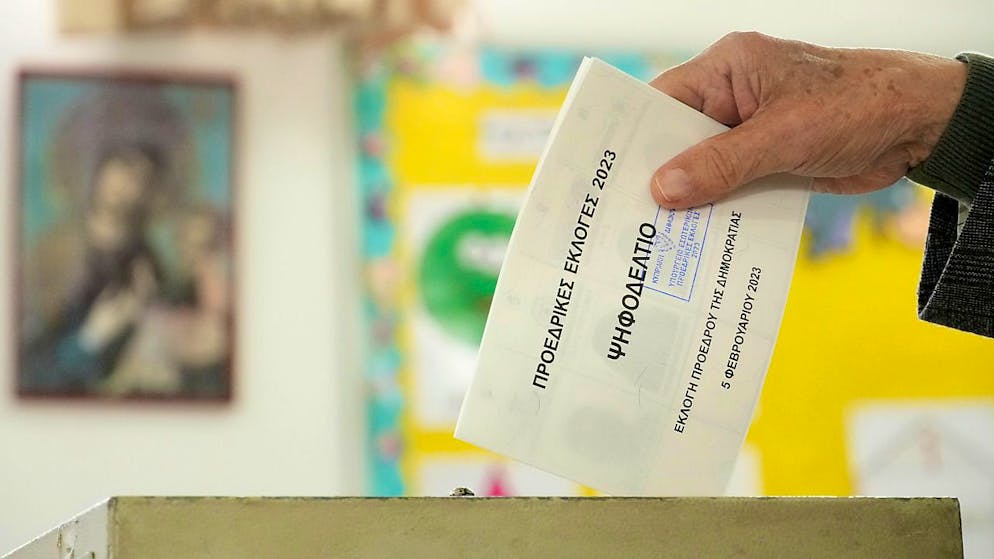 Bei der Wahl kämpfen 14 Kandidatinnen und Kandidaten um das höchste Amt des Landes. Foto: Petros Karadjias/AP/dpa