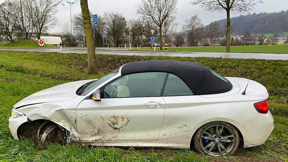 Der 67-jährige Lenker landete mit seinem Cabriolet in einem Feld in Villmergen AG.