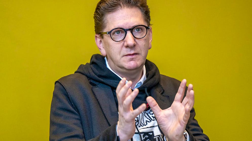 Aviel Cahn, der künftige Intendant der Deutschen Oper, spricht während einer Pressekonferenz. Cahn übernimmt die Intendanz der Deutschen Oper Berlin zum 1. August 2026. Foto: Monika Skolimowska/dpa