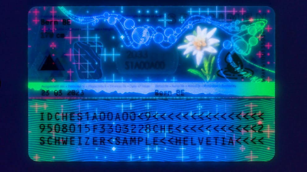 Neue ID ab März. Neu ist auch das Bergmotiv, das Pass wie auch Identitätskarte ziert.
