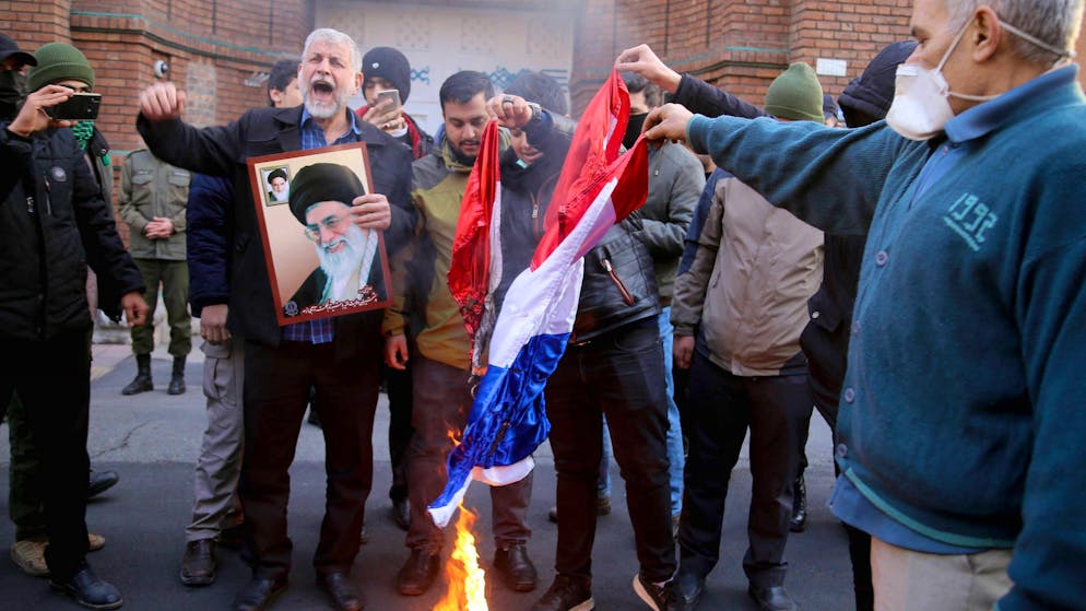 Anfang Januar demonstrierten Regimeanhänger vor der französischen Botschaft in Teheran.
