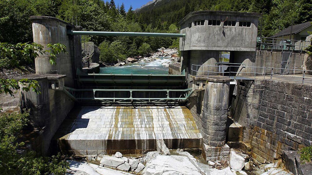 Die Reuss fliesst durch ein Wasserkraftwerk bei Meien im Kanton Uri. (Archivbild)