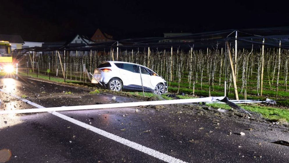 Das Auto kam nach mehreren Kollisionen neben der Strasse zum Stillstand.