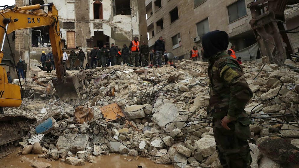 Erdbeben in der Türkei und in Syrien. <strong>6. Februar, Syrien:</strong> Zivilschutzmitarbeiter und Sicherheitskräfte durchsuchen die Trümmer eingestürzter Gebäude in Hama.