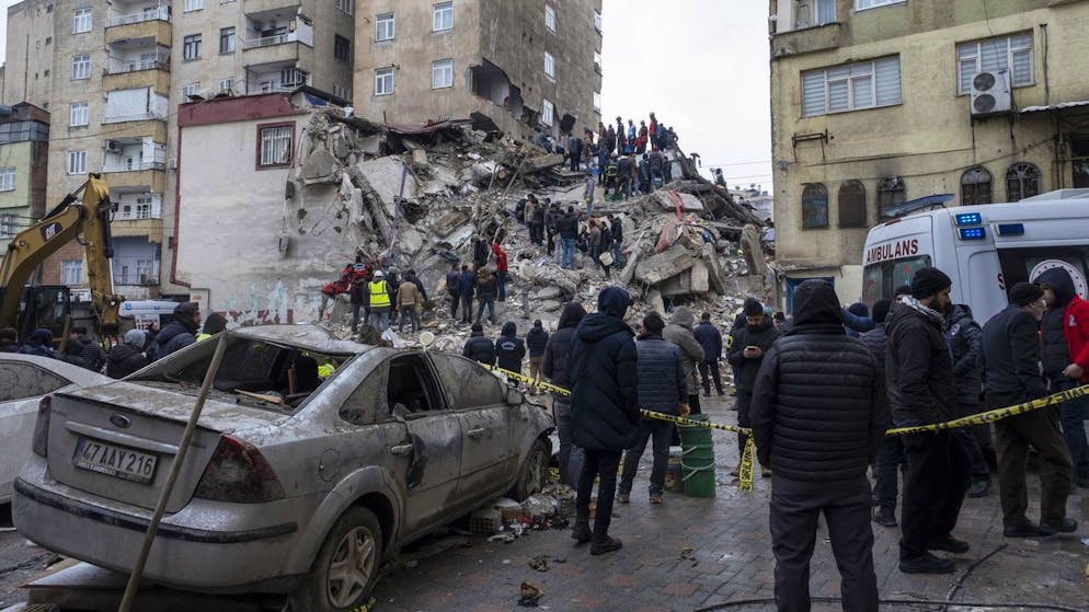 Ein Bild der Zerstörung zeigt sich in Diyarbakır, Türkei, nach dem Erdbeben am 6. Februar 2023. 