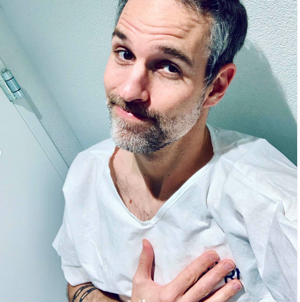 Arthur Honegger verletzt sich beim Snowboarden. ... erfahren: Während eines Sturz verletzte sich «10 vor 10»-Anchorman am Knie.