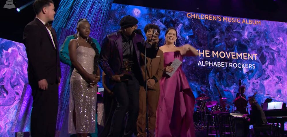 Beyoncé bricht Grammy-Rekord – Grammy für Album mit Schweizer Soundmischer. Das Hip-Hop-Kindermusik-Kollektiv Alphabet Rockers aus Oakland, Kalifornien, wird für sein Album «The Movement» mit dem Grammy für das beste Kindermusik-Album ausgezeichnet. Die Platte ...