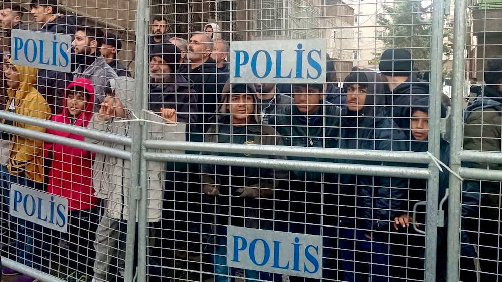 Erdbeben in der Türkei und in Syrien. <strong>6. Februar, Türkei:</strong> Angehörige der Opfer warten, während Rettungskräfte in Diyarbakir im Südosten des Landes Such- und Rettungsmassnahmen an der Stelle eines eingestürzten Gebäudes durchführen.