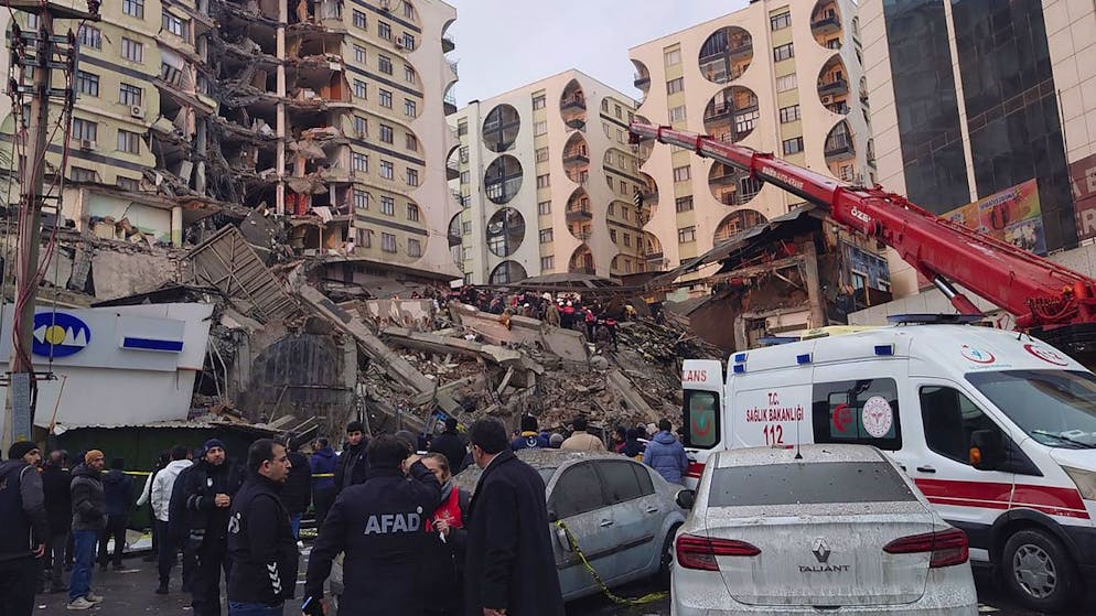 Rettungskräfte versuchen nach einem Erdbeben am Montagmorgen Verschütteten in einem eingestürzten Gebäude in Diyarbakir in Südostanatolien zu helfen.