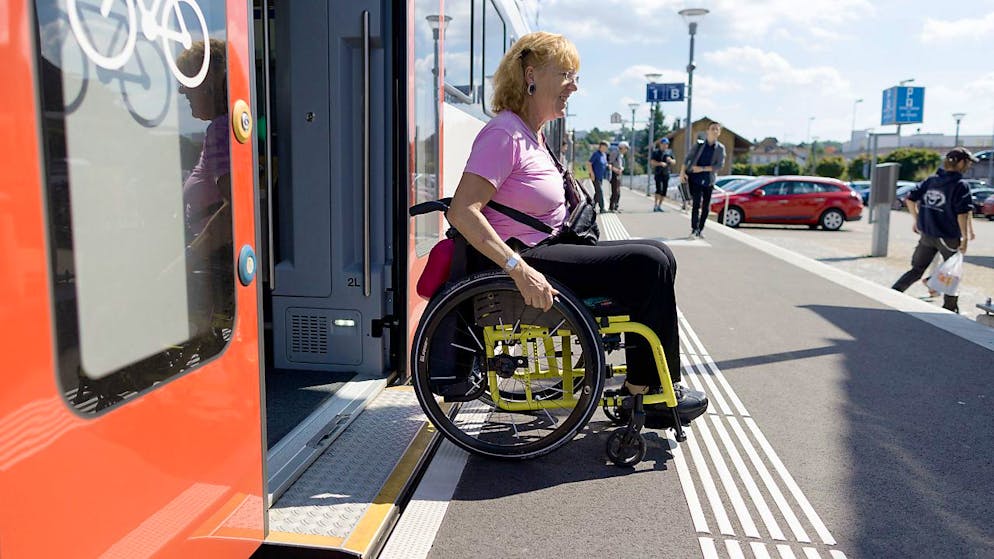 Am Bahnhof Herzogenbuchsee soll, wie hier in Döttingen AG, für Rollstuhlfahrerinnen und Rollstuhlfahrer mit der Erhöhung der Perrons das Aus- und Einsteigen in den Zug zugänglicher gemacht werden. (Symbolbild)