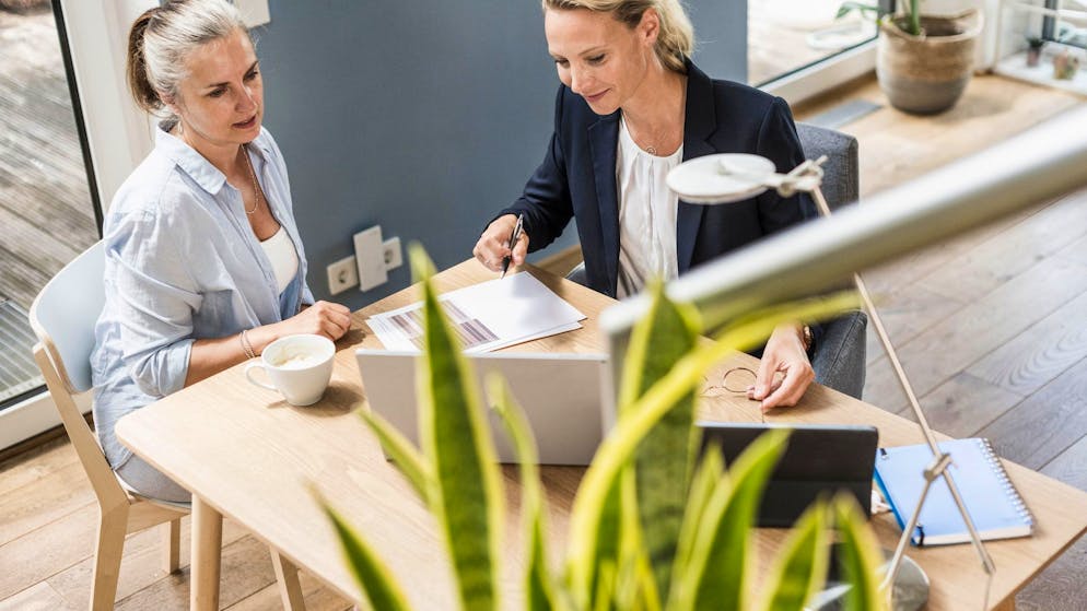 Überall lauern Geldfallen. Diese 7 Fehler bei deinem Vorsorge-Vertrag werden richtig teuer