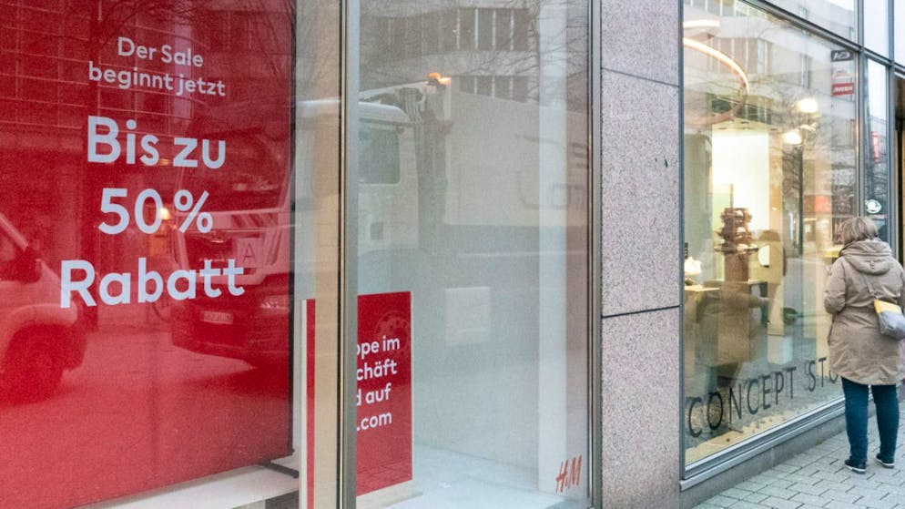 Die Detailhändler in der Eurozone haben Ende des vergangenen Jahres einen Umsatzdämpfer im Weihnachtsgeschäft verzeichnet. Im Monatsvergleich sanken die Erlöse der Branche im Dezember um 2,7 Prozent. (Symbolbild)