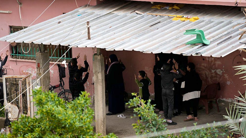 Eine palästinensische Familie hebt ihre Hände, als israelische Streitkräfte ein Flüchtlingslager vor wenigen Tagen stürmen. Foto: Majdi Mohammed/AP/dpa
