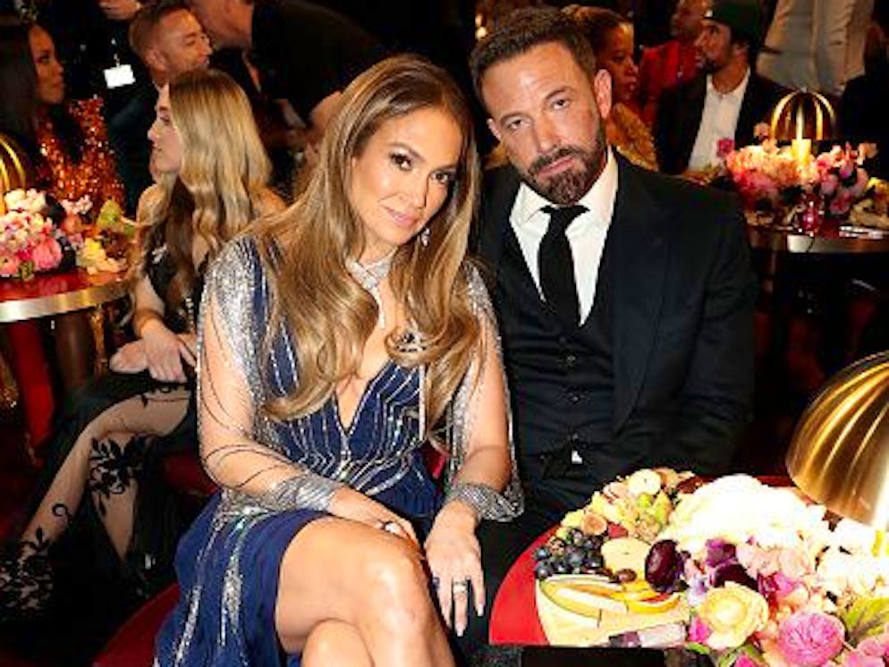 J.Lo schnauzt Ben Affleck vor laufender Grammy-Kamera an. Ben Affleck zeigte als Begleitung seiner Ehefrau Jennifer Lopez bei den 65. Grammy Awards keine gute Laune. 