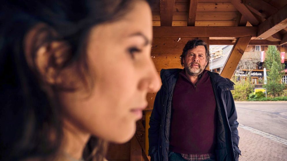 Wie viele Langzeitvermisste gibt es in der Schweiz?. Ermittler Friedemann Berg (Hans-Jochen Wagner) hofft, dass Elif (Canan Samadi), der besten Freundin des Opfers von früher, noch etwas zum Tatabend einfällt.