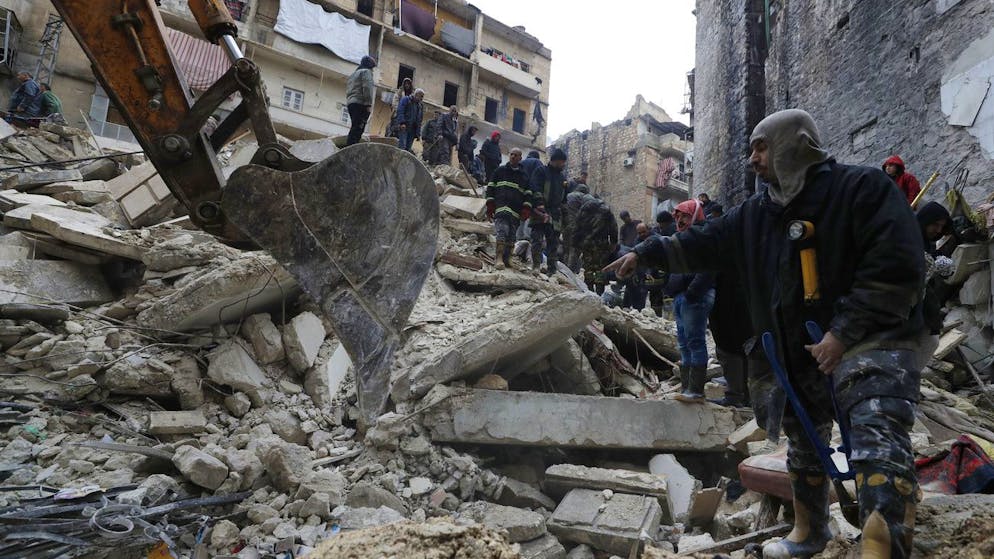 Sicherheitskräfte und Mitglieder der Syrian Civil Defense suchen am Montag in den Trümmern eingestürzter Gebäude in Aleppo nach Überlebenden.