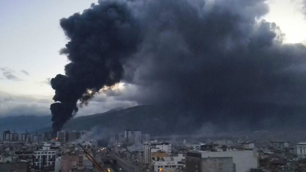 Fernsehbilder zeigen am Dienstagmorgen dichten Rauch über der Stadt Iskenderun in der Südostürkei. Der Hafen steht in Flammen. 