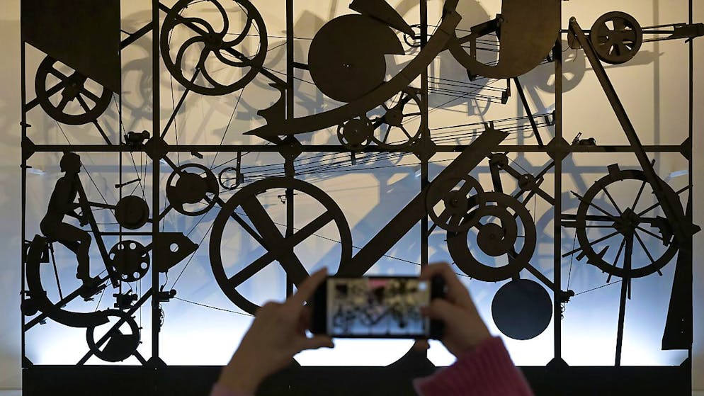 Das Museum Tinguely stellt den Hauskünstler wieder ins Zentrum - Gallery. Das neu angekaufte Schlüsselwerk "Éloge de la folie" von 1966 steht am Beginn der neuen Sammlungspräsentation im Museum Tinguely.