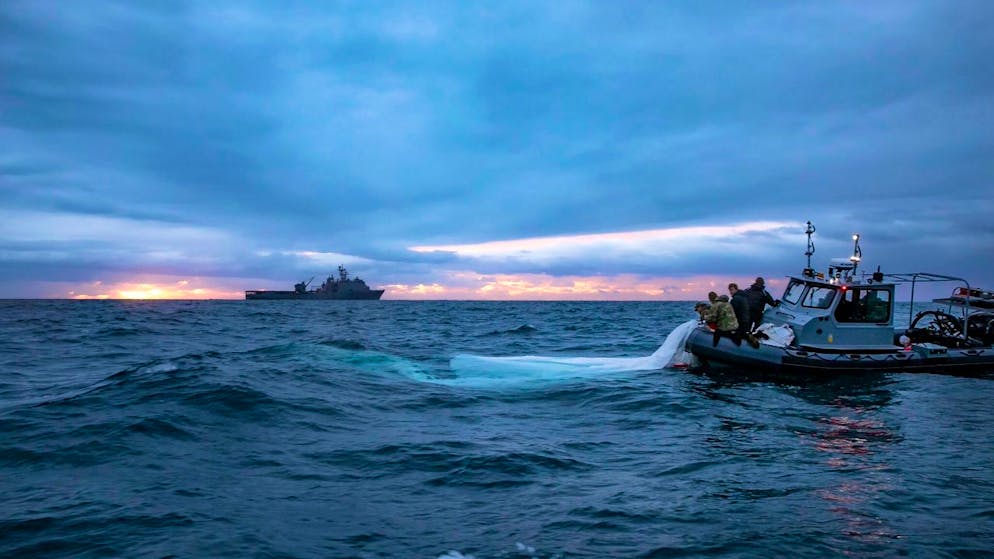 HANDOUT - Dieses von der U.S. Navy zur Verfügung gestellte Bild zeigt Matrosen bei der Bergung eines Höhenüberwachungsballons vor der Küste von Myrtle Beach. Foto: ---/U.S. Navy via AP/dpa - ACHTUNG: Nur zur redaktionellen Verwendung und nur mit vollständiger Nennung des vorstehenden Credits