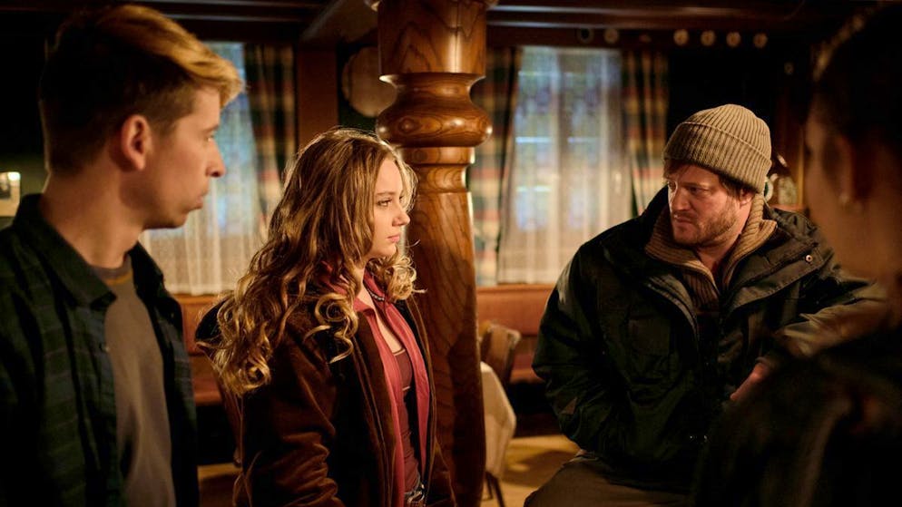 Wie viele Langzeitvermisste gibt es in der Schweiz?. Rosa (Carlotta Bähre) fühlt sich von ihrem Freund Axel (Tonio Schneider, links) nicht ausreichend unterstützt. In der Kneipe fragt sie Werner Tröndle (Aurel Manthei), ob er sie nach Berlin zu ihrem Baby fahren würde.