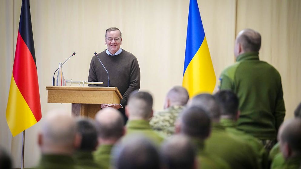 Nach langer Unsicherheit ob und in welcher Menge Leopard-1-Panzer an die Ukraine geliefert werden sollen, nannte Bundesverteidigungsminister Boris Pistorius nun eine Zahl. Foto: Kay Nietfeld/dpa