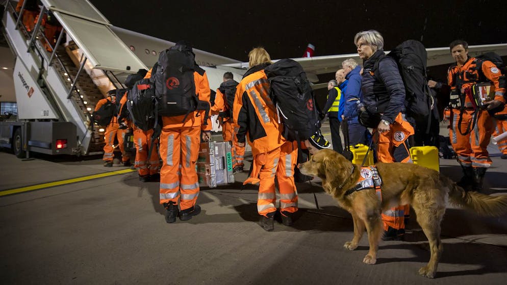 Schweizer Experten und Rettungskräfte am Montagabend am Flughafen Zürich. 