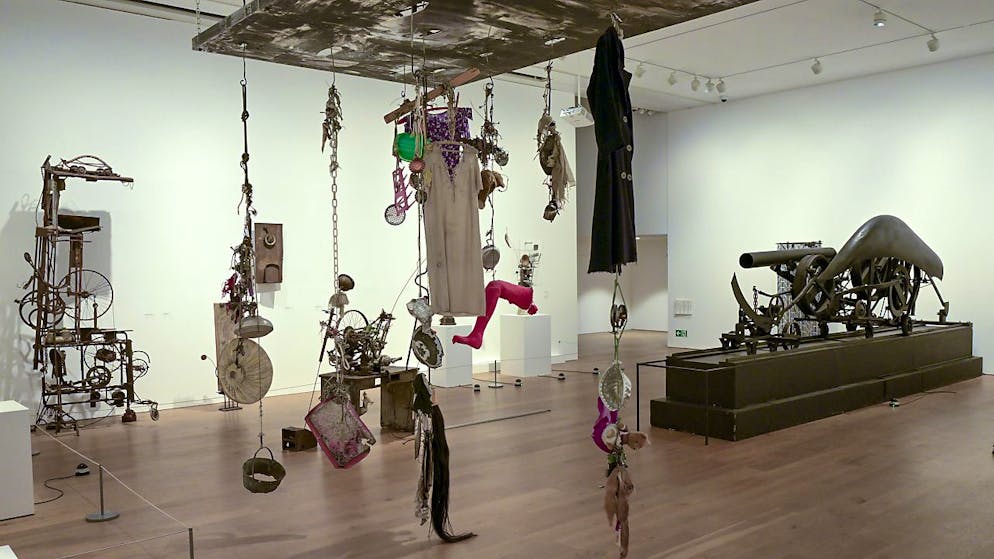 Das Museum Tinguely stellt den Hauskünstler wieder ins Zentrum - Gallery. Mit Schrott Kunst gemacht, unter anderem mit dem chaotischen Werl "Ballet des pauvres" von 1961.