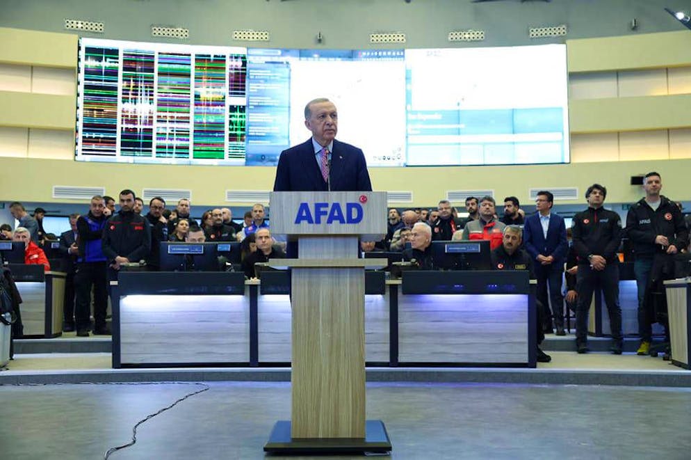 Der türkische Präsident Recep Tayyip Erdogan ruft den Notstand in mehreren betroffenen Provinzen aus. 