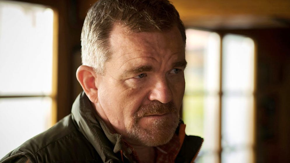 Wie viele Langzeitvermisste gibt es in der Schweiz?. Josef (Cornelius Obonya), Vater des Opfers von vor zehn Jahren und erziehender Grossvater seiner Enkelin, ist ein eher schweigsamer Geselle.