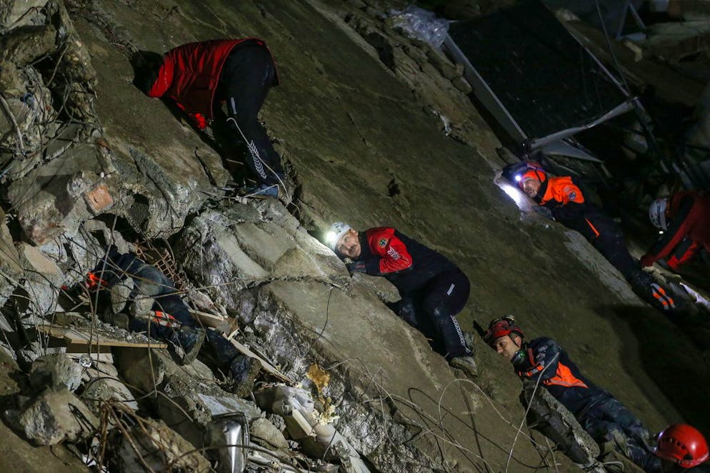 Rettungskräfte suchen in den Trümmern in Iskenderun in der Nacht auf Dienstag nach Überlebenden. 